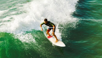 爱游戏中国-小蜜蜂主帅畅谈战术精髓，大力手抛球引爆禁区混沌，我独爱混乱艺术